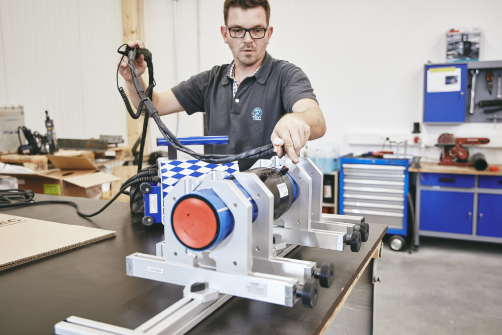 PE TEC Mitarbeiter bei der Arbeit an einer Schweißmaschine für Kunststoffrohre